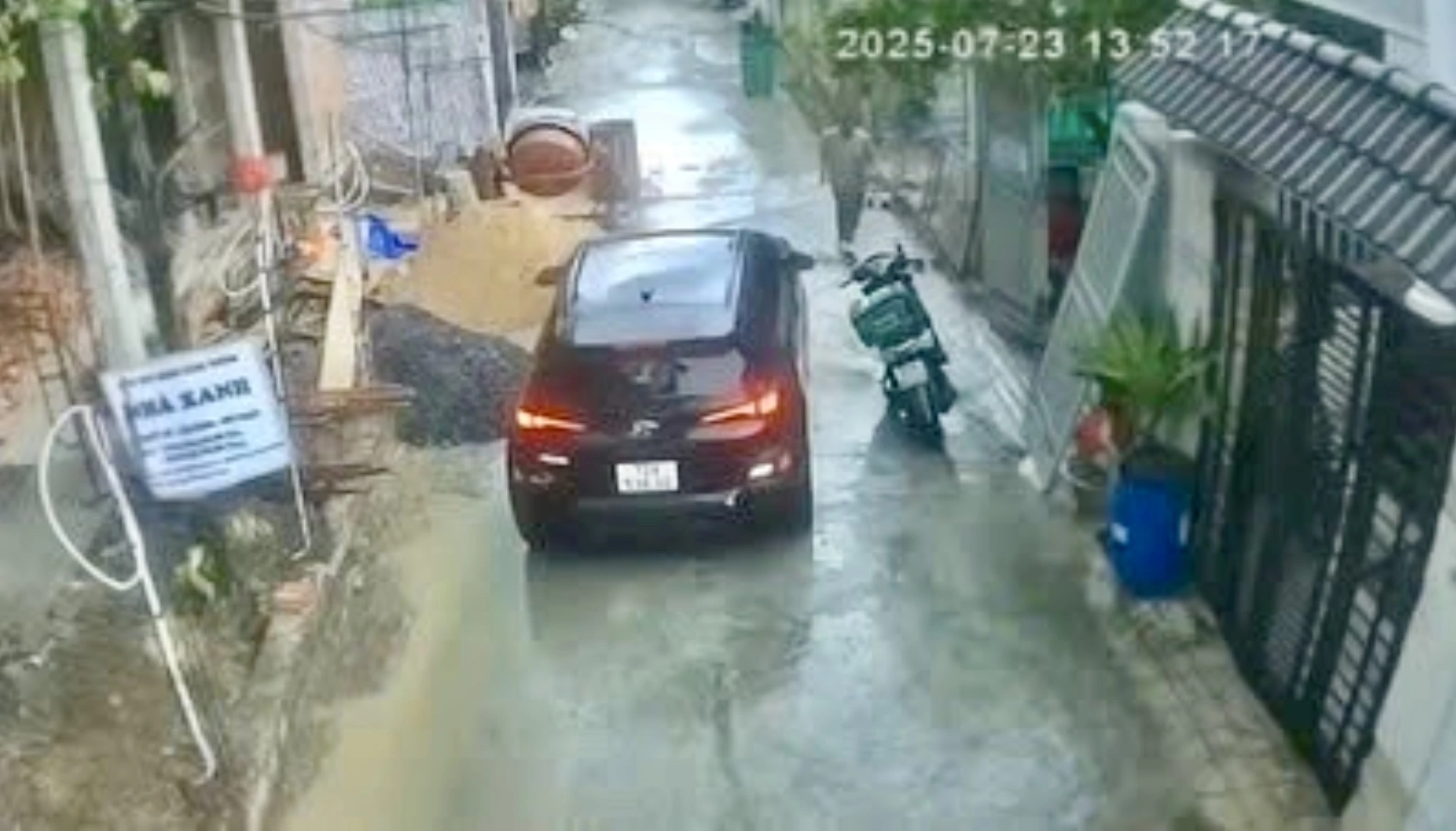 [CLIP] Nữ cán bộ phường đi ô tô, xô ngã xe máy của shipper gây xôn xao
