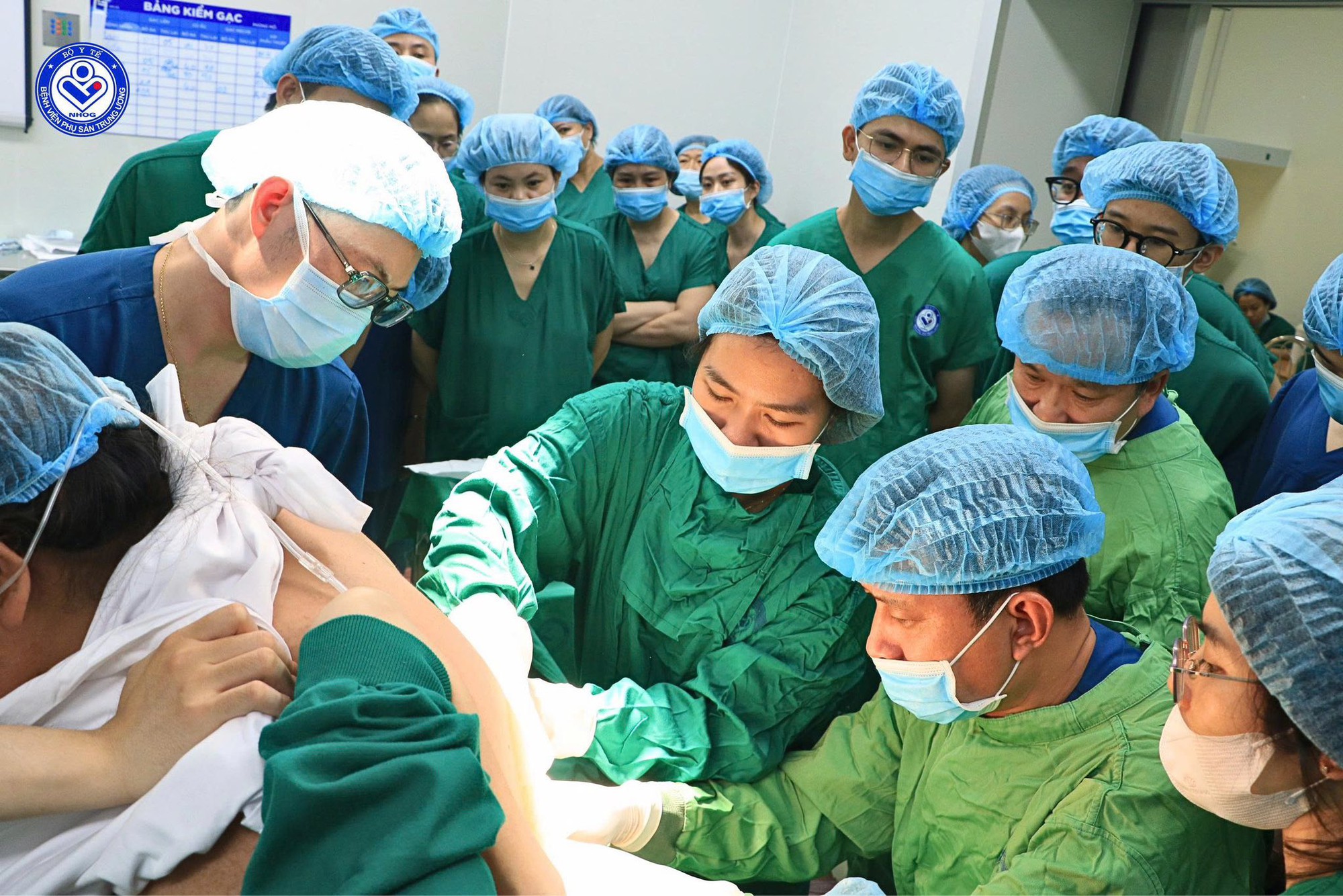 Mổ lấy thai cho sản phụ Phú Thọ nặng 178kg, không thể gây tê tủy sống vì lớp mỡ dày hơn 11cm