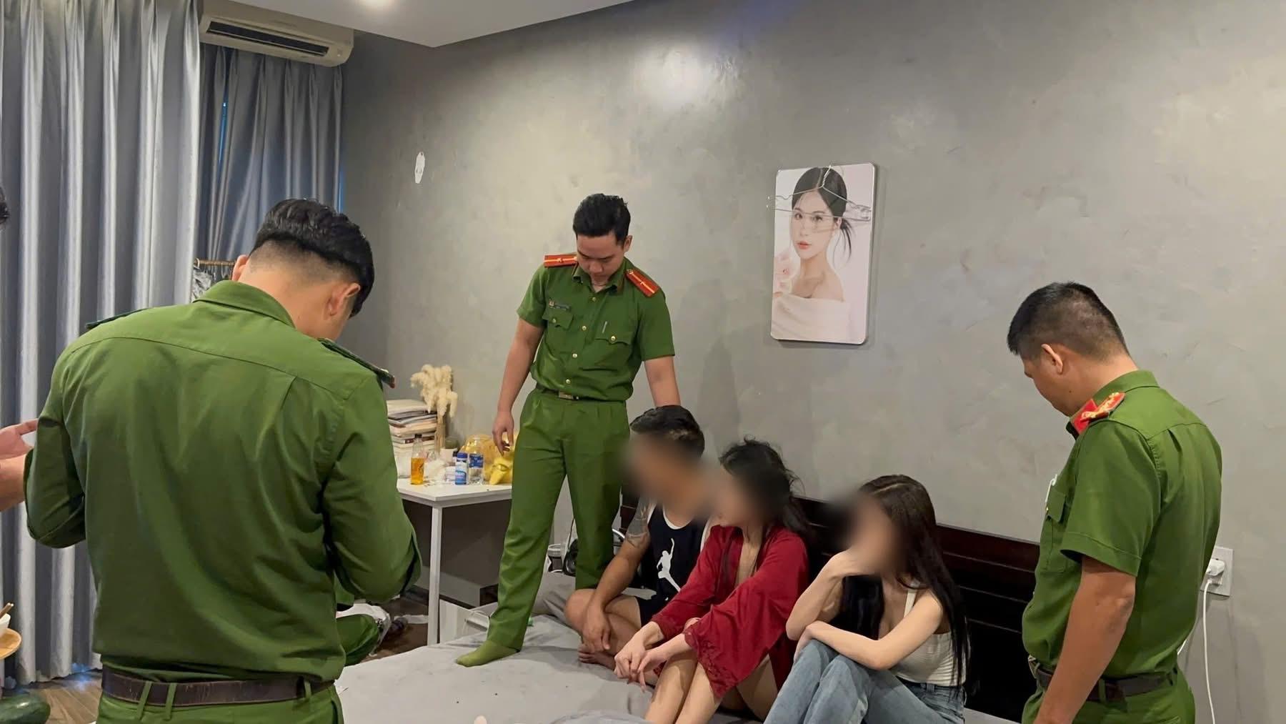 Người đàn ông cùng 2 thiếu nữ phê ma túy ‘bay lắc’ trong phòng ngủ