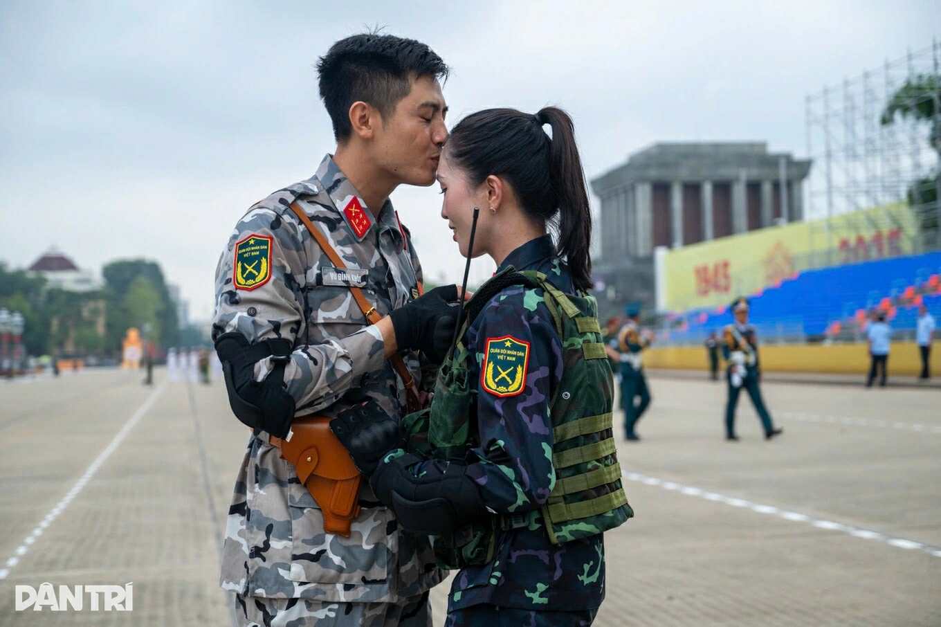 Chuyện tình sau nụ hôn bên Lăng Bác của đôi chiến sĩ diễu binh gây sốt