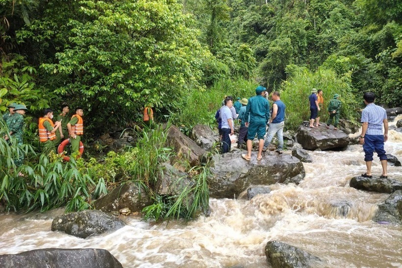 Hai mẹ con bị nước cuốn khi đi qua dòng suối chảy xiết