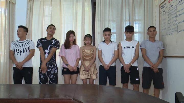 2 chị em ruột cùng nhóm bạn thuê khách sạn mở tiệc MT bay lắc