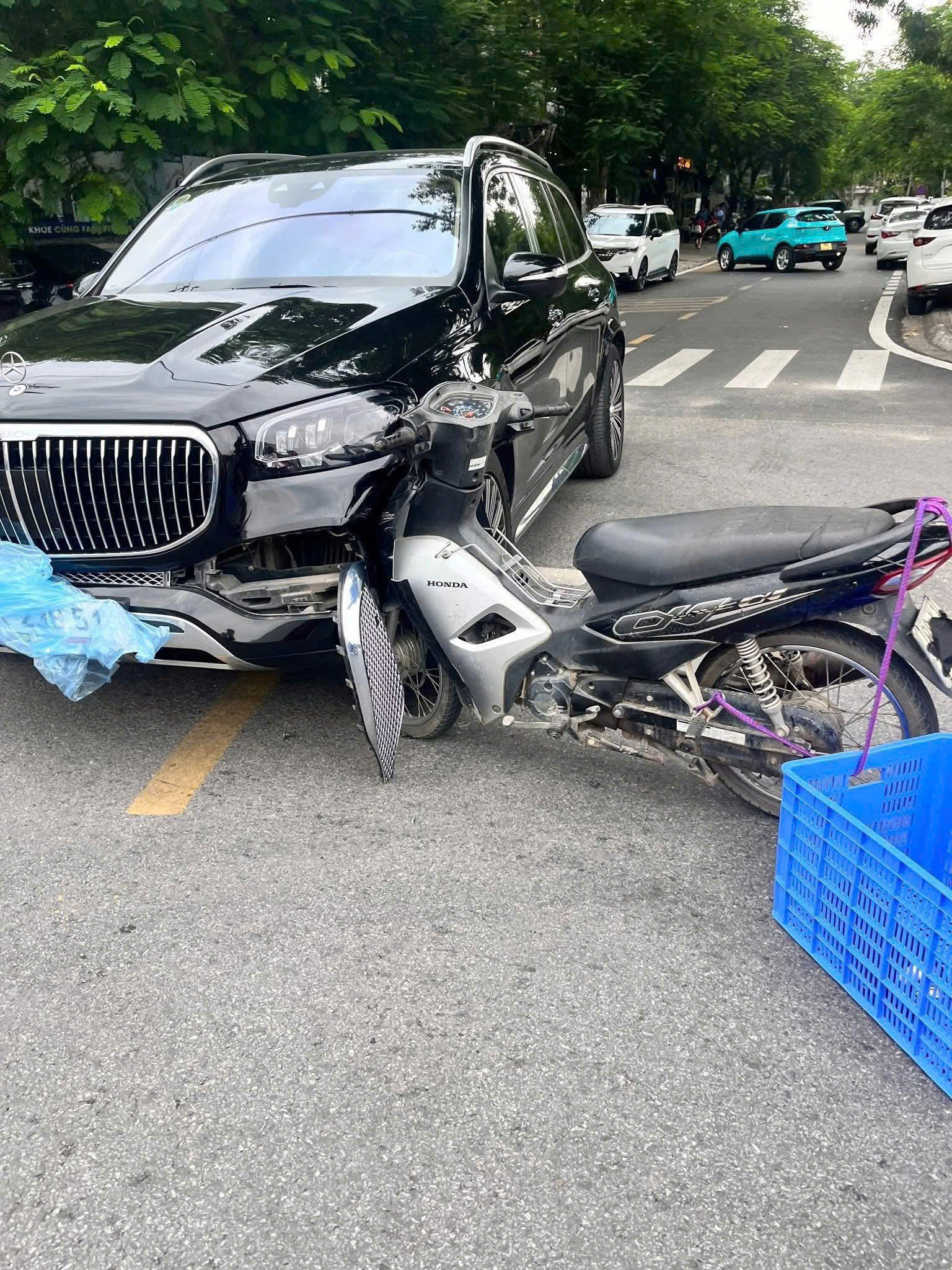 Đâm trúng xe sang gần chục tỉ Mercedes-Maybach, nam shipper ôm đầu hoảng sợ