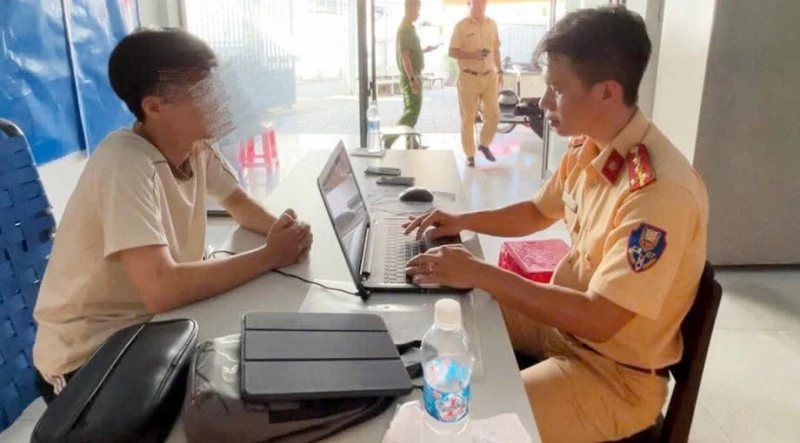 Tịch thu phương tiện, xử lý ‘quái xế’ buông 2 tay, múa trên đường