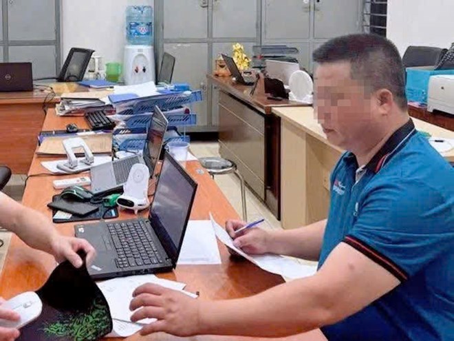 Công an làm việc với người đàn ông rút chìa khóa xe khách trên Vành đai 3