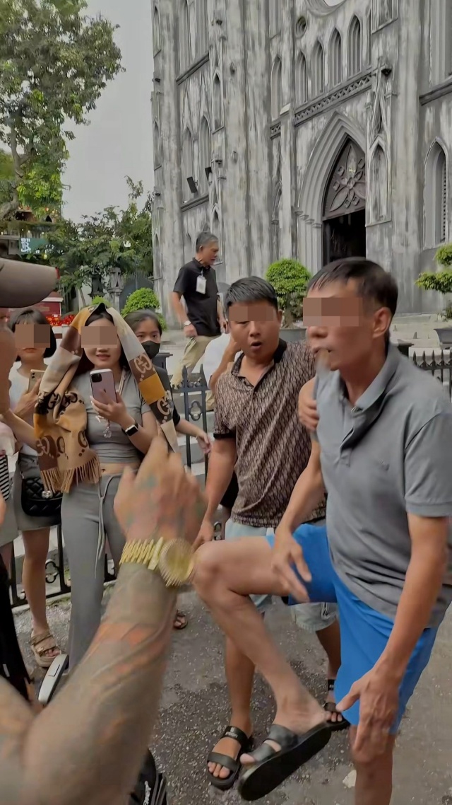 Ngân 98 bị đuổi, dọa đánh ngay trước Nhà Thờ Lớn Hà Nội, nguồn cơn sự việc gây tranh cãi dữ dội