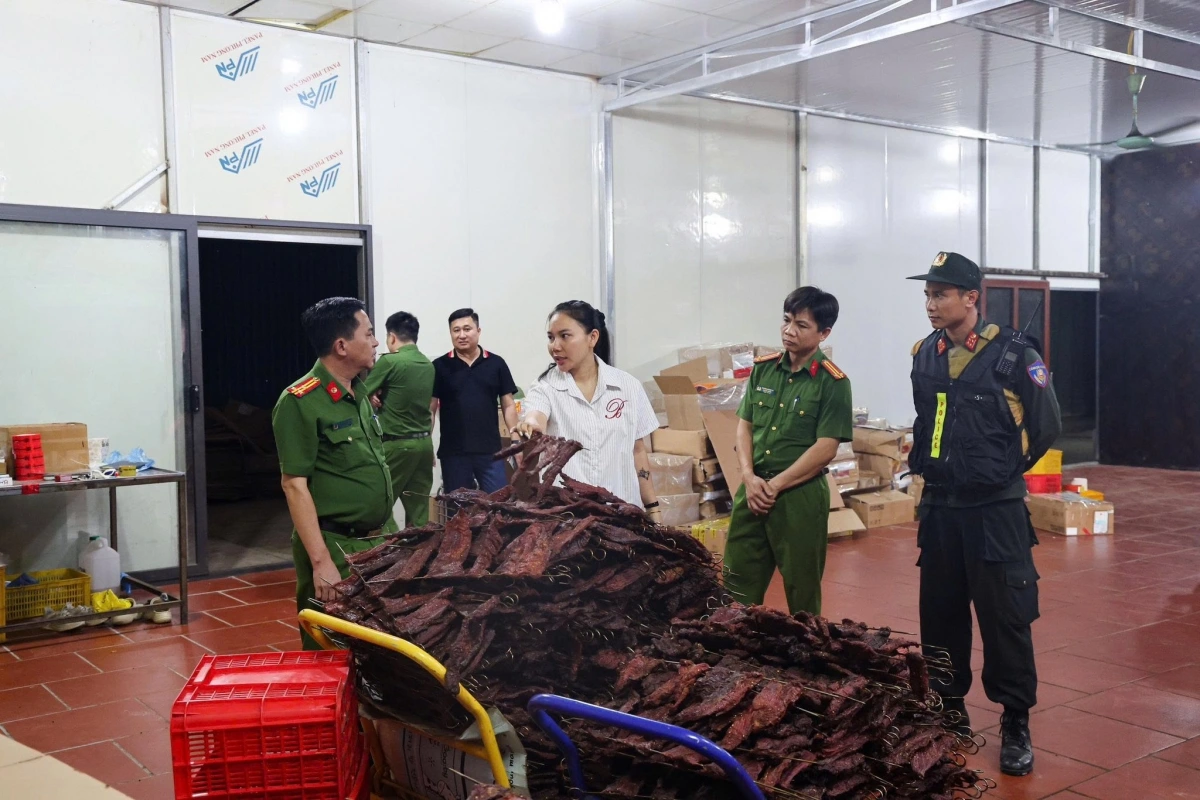 Khởi tố đường dây biến hàng nghìn tấn thịt trâu Ấn Độ thành thịt trâu gác bếp Hà Giang