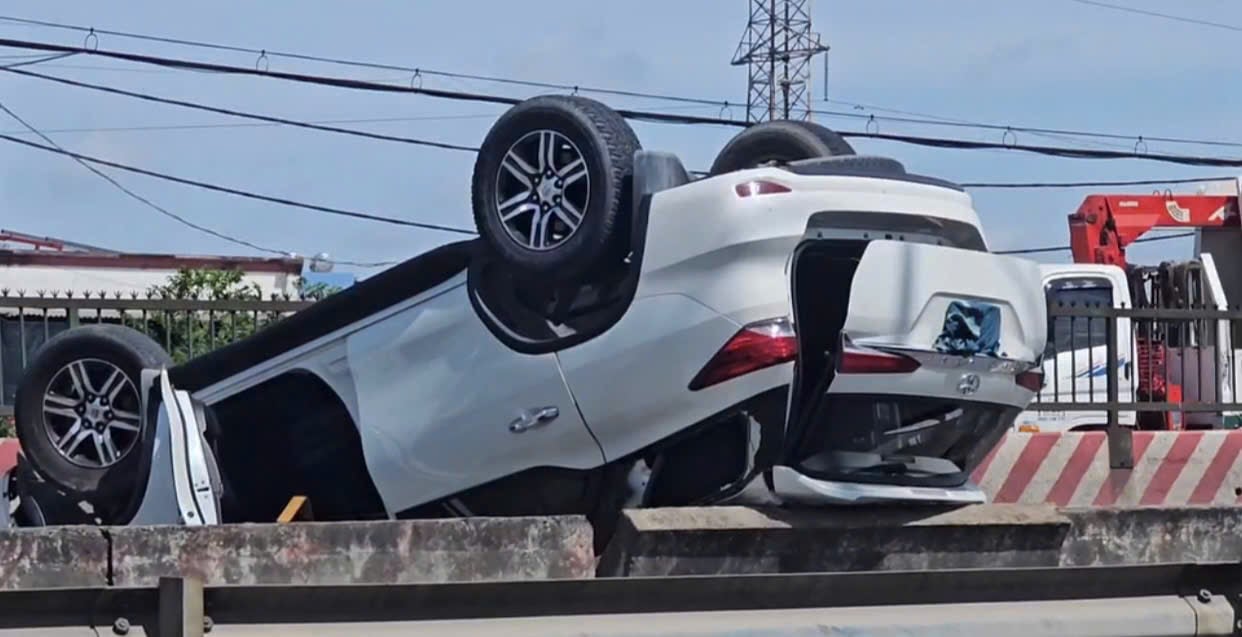 Ô tô lật ngửa trên dốc cầu Bình Thuận, giao thông ùn tắc nghiêm trọng