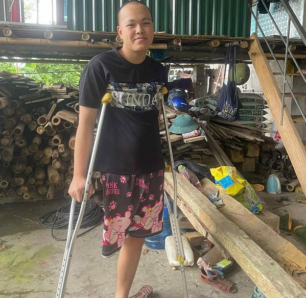 Phú Thọ: Cậu bé 17 tuổi mắc ung thư xương ước mơ có chân giả để đến trường