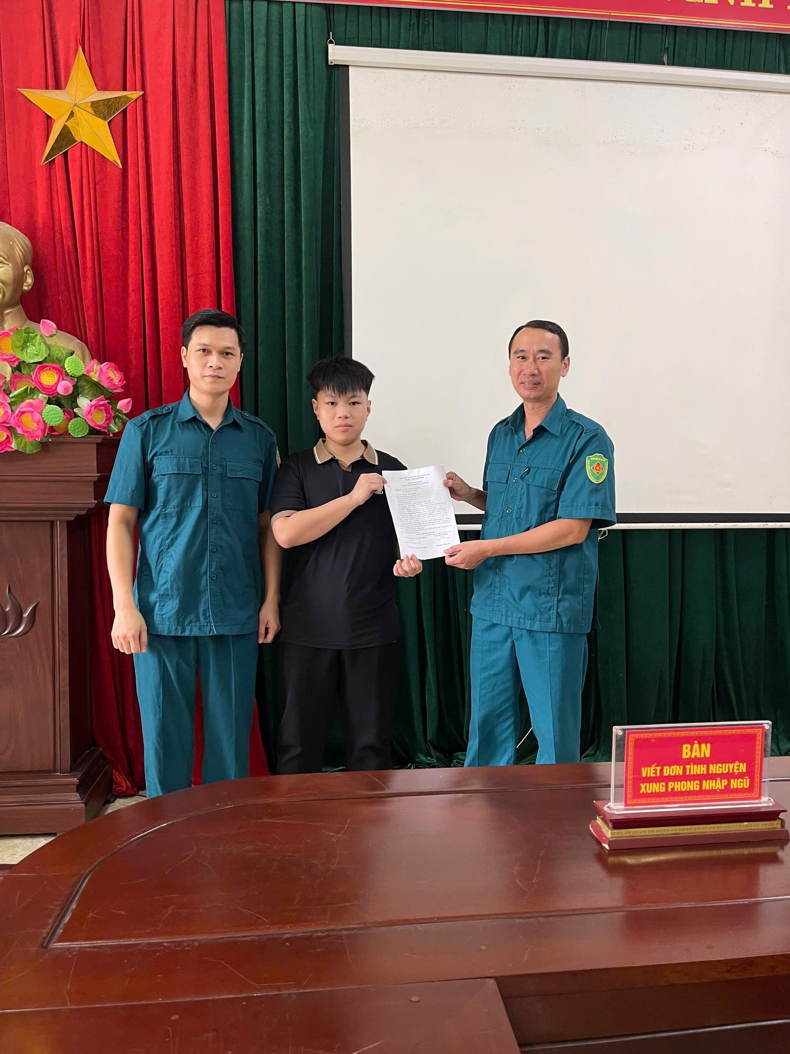 Thanh niên xã Văn Môn hăng hái viết đơn tình nguyện lên đường làm nhiệm vụ bảo vệ Tổ quốc, thực hiện nghĩa vụ Công an nhân dân năm 2026