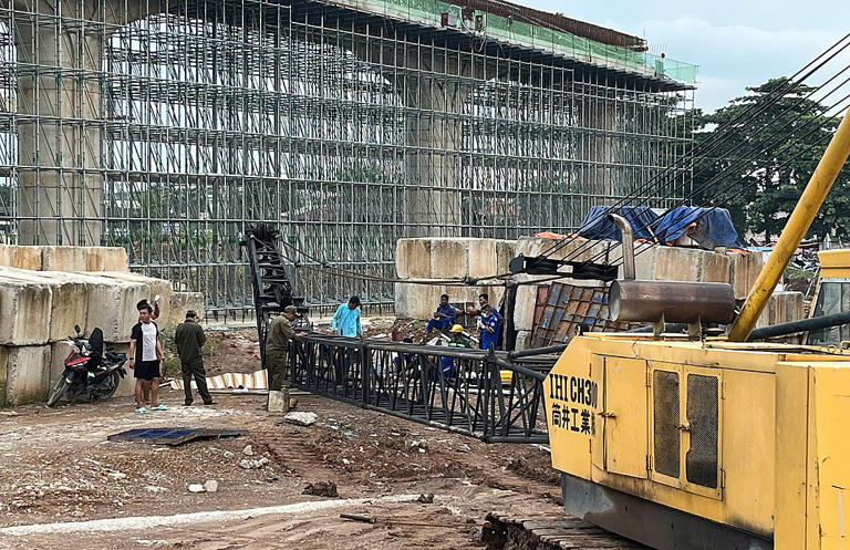 Cần cẩu ở Vành đai 3 TP HCM sập, đè nam công nhân tử vong