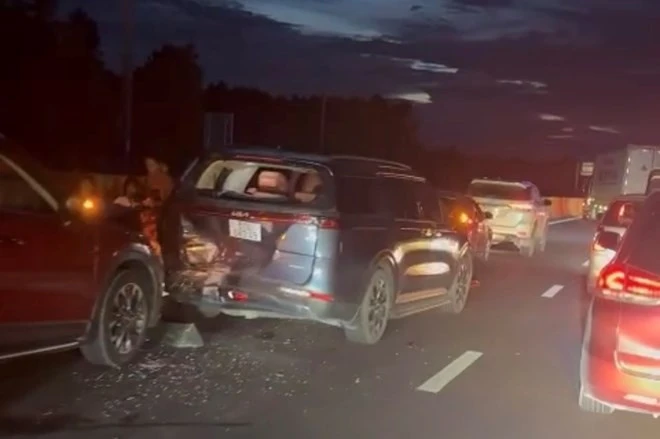 Hai vụ tai nạn liên hoàn, 9 ôtô đâm nối nhau trên cao tốc