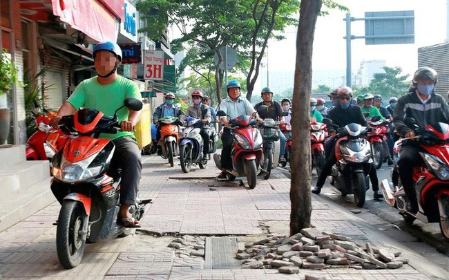 Đi xe máy trên vỉa hè có thể bị phạt tới 6.000.000 đồng, trừ 2 điểm GPLX