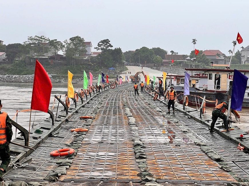 Cầu phao Phong Châu-Nối liền nhịp sống, gắn kết nghĩa tình