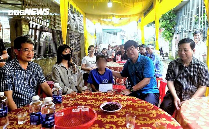 Phó Chủ tịch tỉnh Đắk Lắk “thưởng nóng” cậu bé dũng cảm cứu bạn khỏi kẻ sát nhân