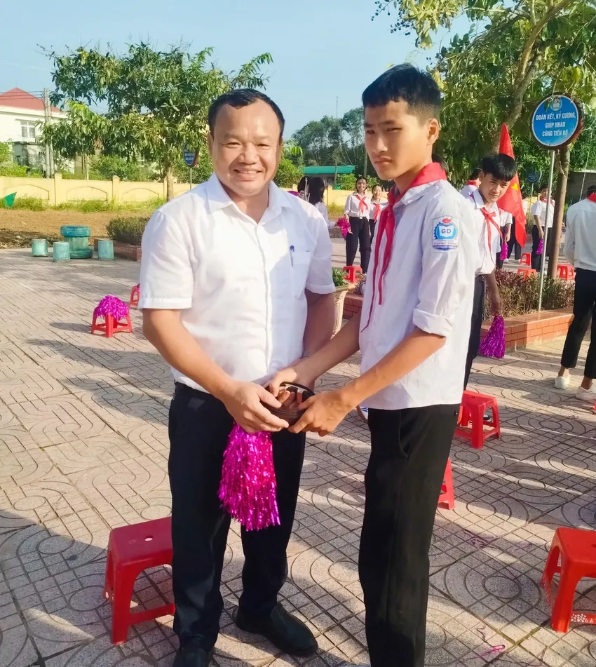 Nam sinh không ‘đóng thùng’ bị phó bí thư xã chú ý và cái kết ở lễ khai giảng