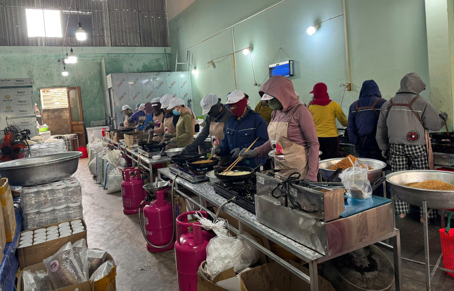 Gia Lai: Tạm giữ hơn 100 hũ cơm rang không đảm bảo an toàn