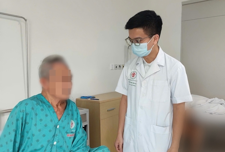 Tự nặn mụn ở chân, người đàn ông suýt chết vì biến chứng viêm màng não