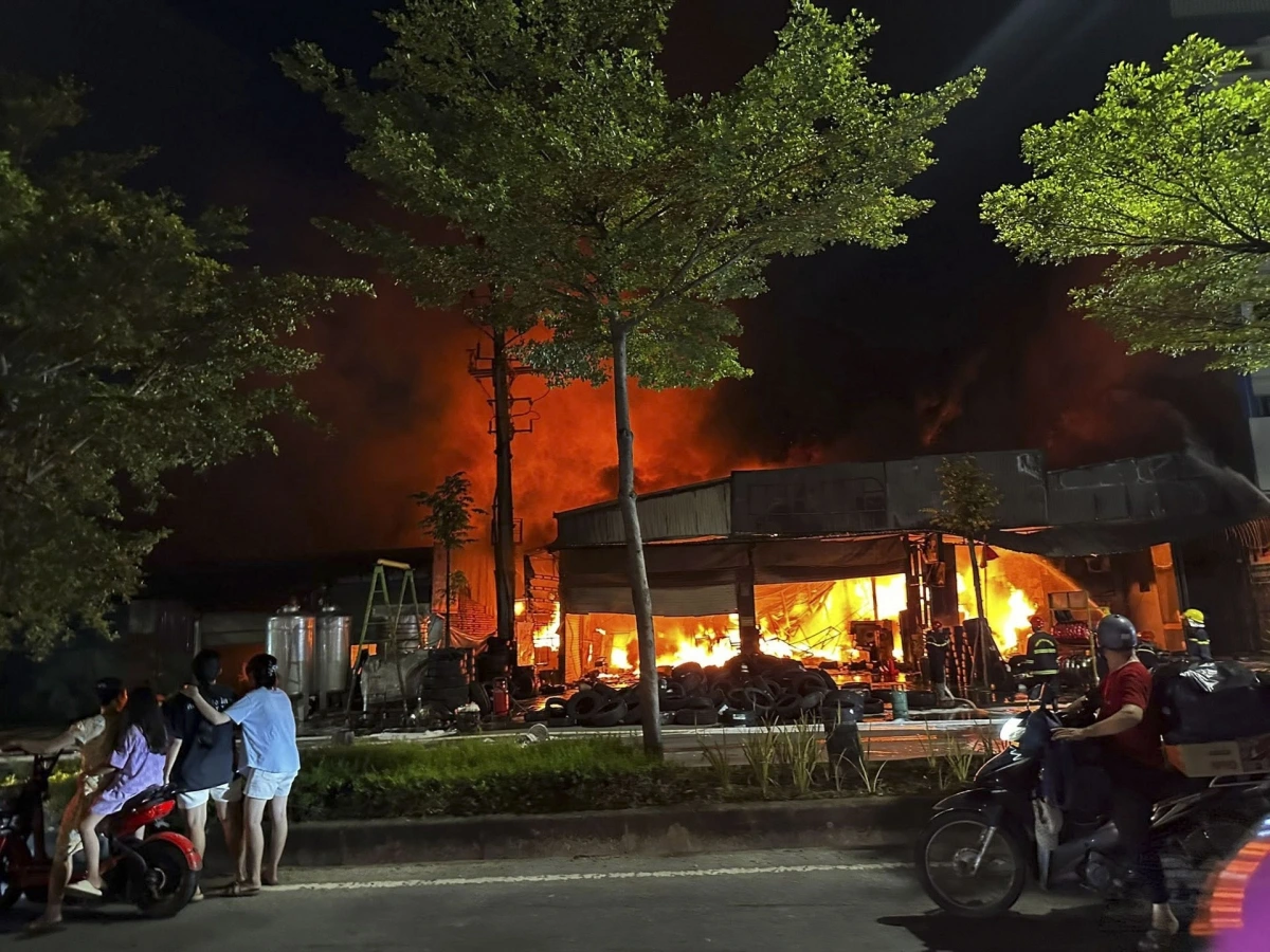Cháy xưởng lốp ô tô ở Từ Sơn, Bắc Ninh khói đen dày đặc