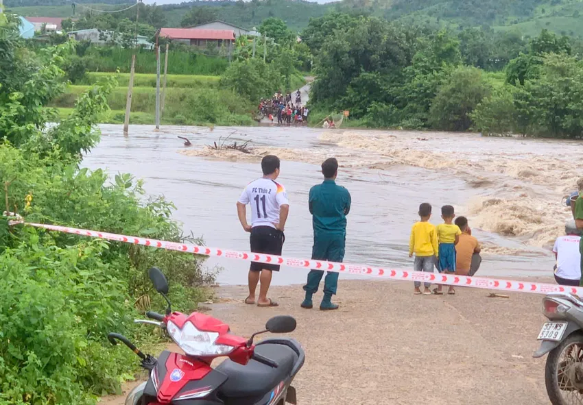 Mưa lớn, thủy điện xả lũ khiến hàng trăm hộ dân ở Gia Lai bị cô lập