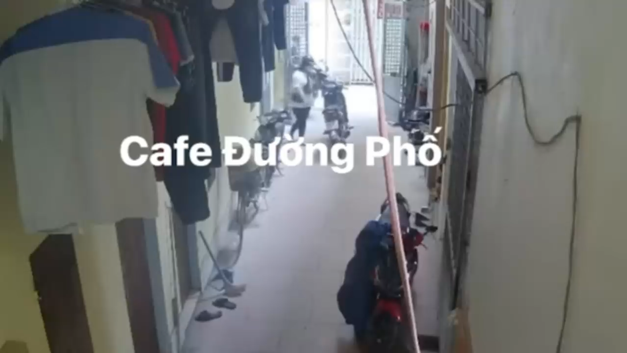 Đã chia tay nhau được 1 thời gian dài. Thanh niên không cam lòng tìm đến chỗ trọ hành hung bạn nữ bắt phải yêu lại từ đầu.