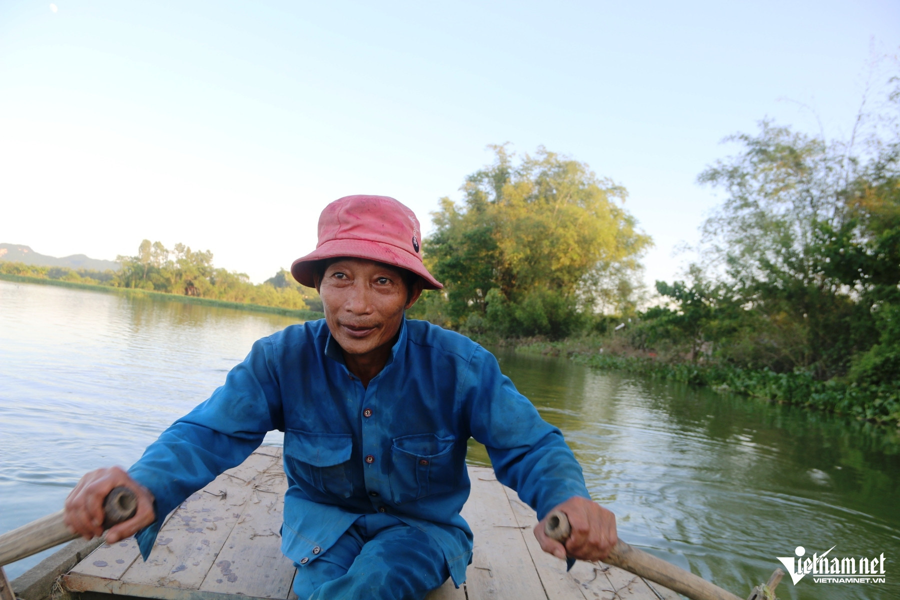 ‘Gã khùng’ ở Ninh Bình hơn thập kỷ làm ‘cha nuôi’ của đàn cò trắng trên sông