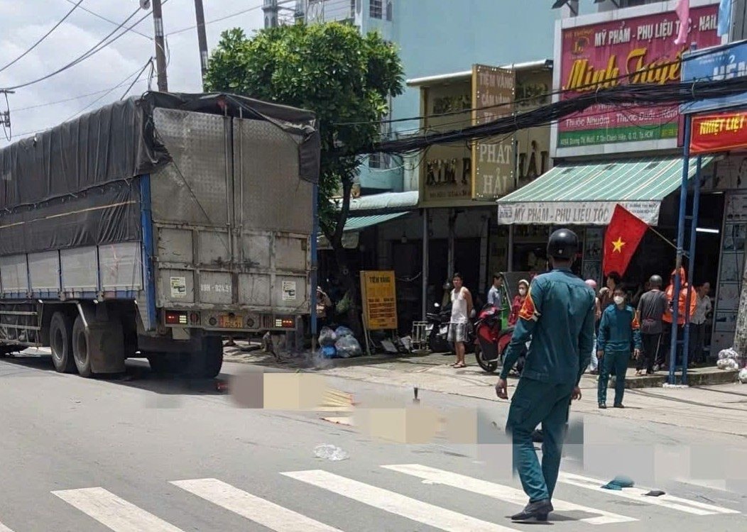Xe tải cuốn xe máy vào gầm, hai mẹ con quê Tây Ninh  tuvong thương tâm