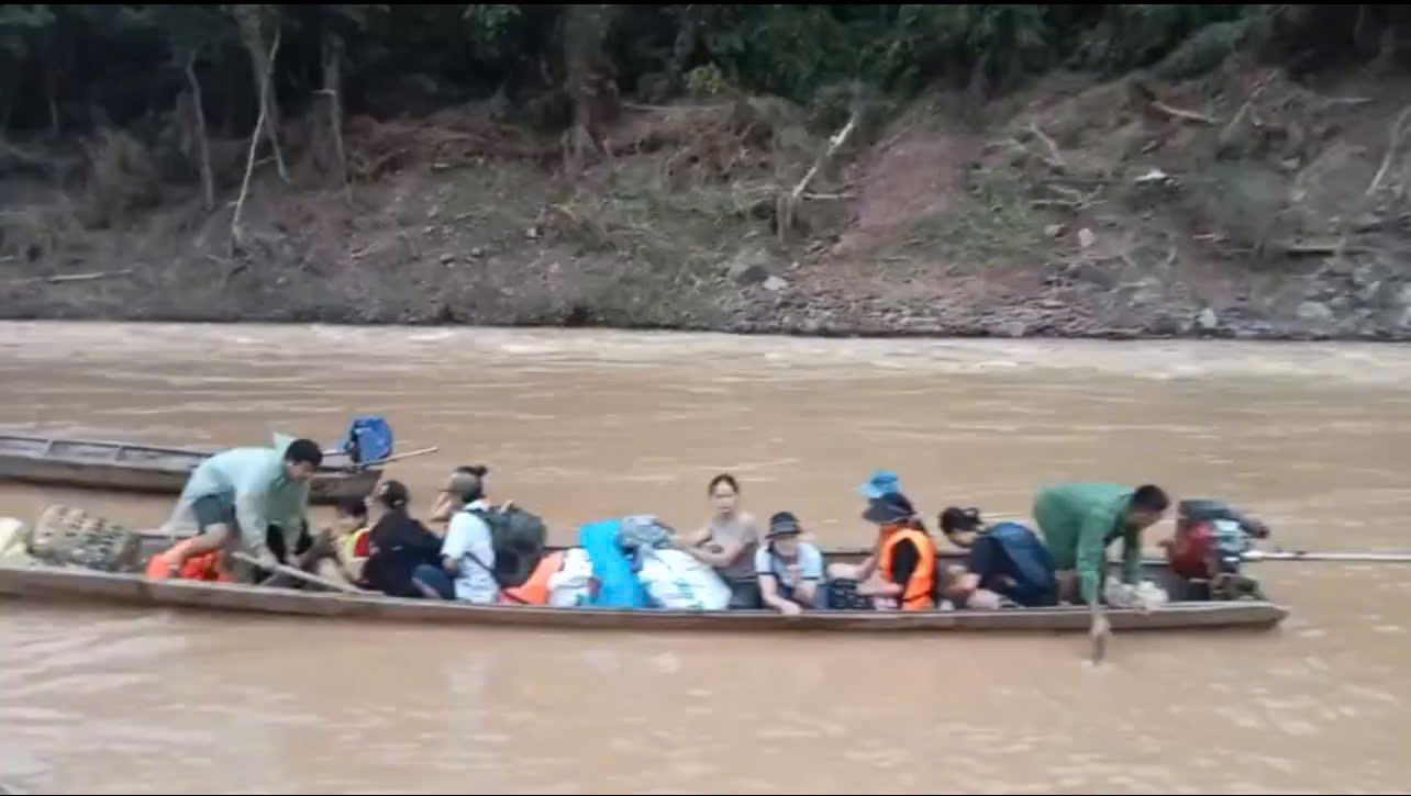Đường bị lũ cuốn trôi, gian nan cảnh học sinh vượt ghềnh đá đi khai giảng