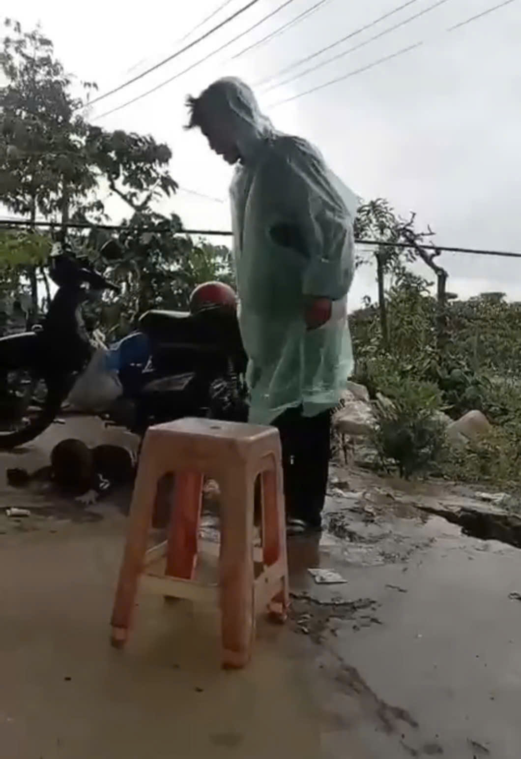 CLIP PHẪN NỘ NHẤT LÚC NÀY: BÉ TRAI KHOẢNG 2 TUỔI GHI VẤN BỊ CHA ĐẺ Đ.Á.N.H DÃ MAN Ở LÂM ĐỒNG