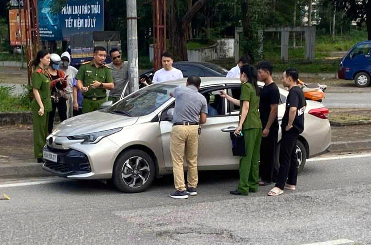 Vụ người phụ nữ bị ‘chặt chém’ 2,5 triệu: Đưa tài xế taxi ra dựng lại hiện trường